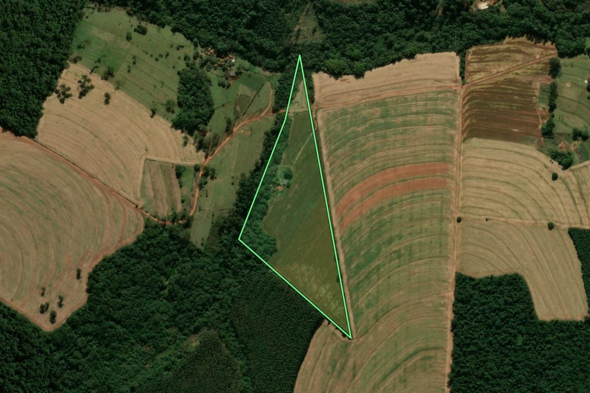 Imagem de satélite do imóvel rural em Araruna (PR), com o contorno declarado no CAR desenhado por cima.
