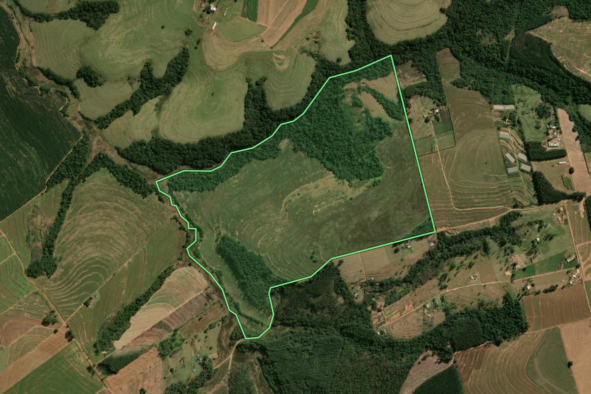 Imagem de satélite do imóvel rural em Araruna (PR), com o contorno declarado no CAR desenhado por cima.