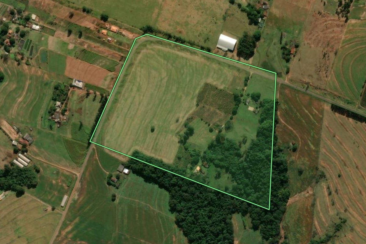 Imagem de satélite do imóvel rural em Araruna (PR), com o contorno declarado no CAR desenhado por cima.