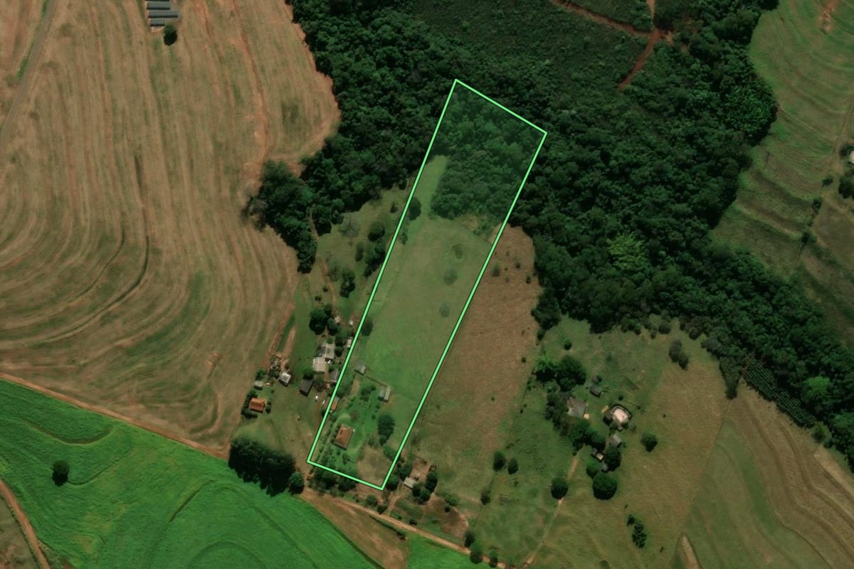 Imagem de satélite do imóvel rural em Araruna (PR), com o contorno declarado no CAR desenhado por cima.