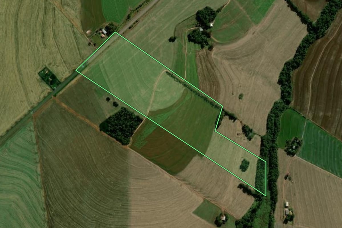 Imagem de satélite do imóvel rural em Araruna (PR), com o contorno declarado no CAR desenhado por cima.