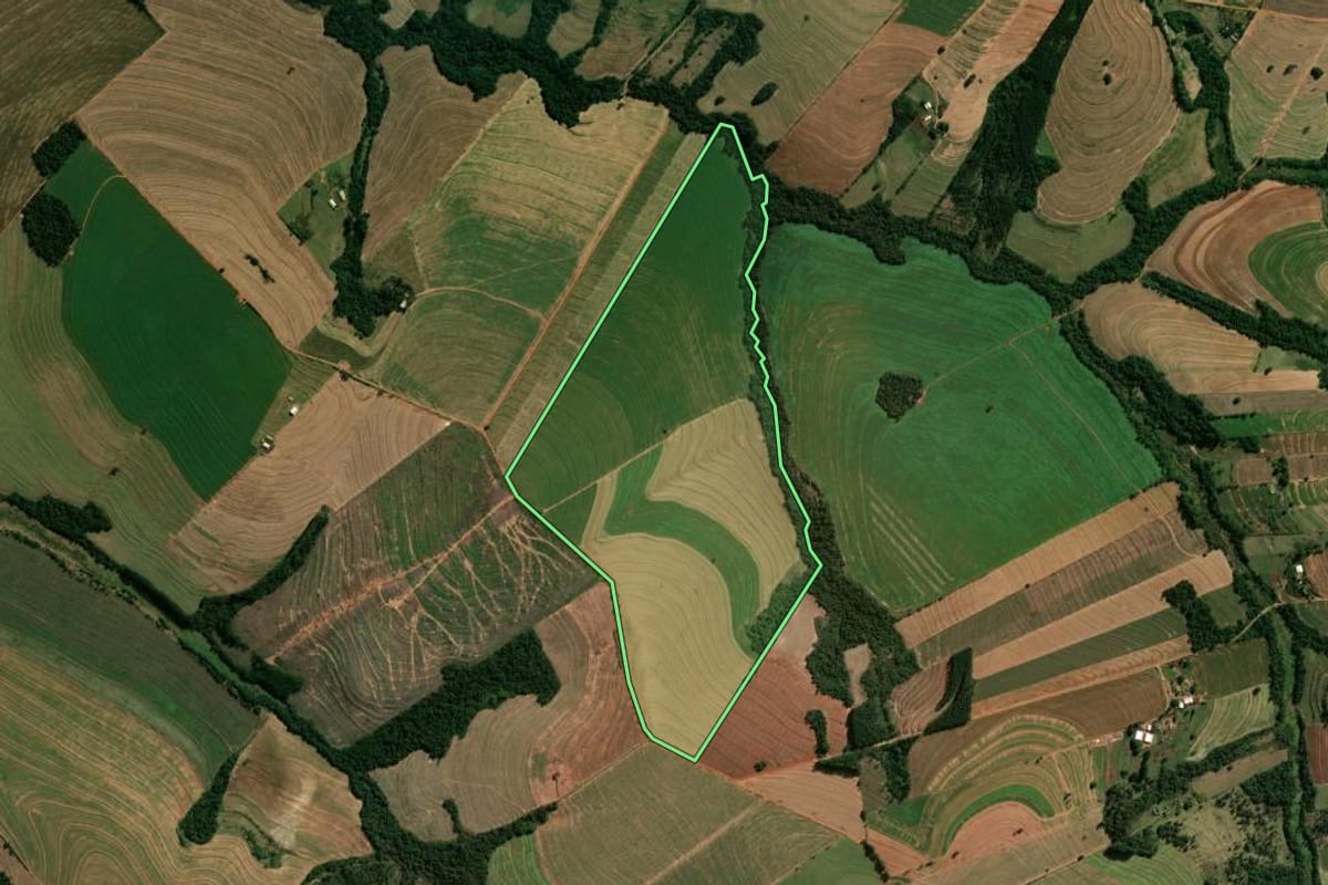 Imagem de satélite do imóvel rural em Araruna (PR), com o contorno declarado no CAR desenhado por cima.