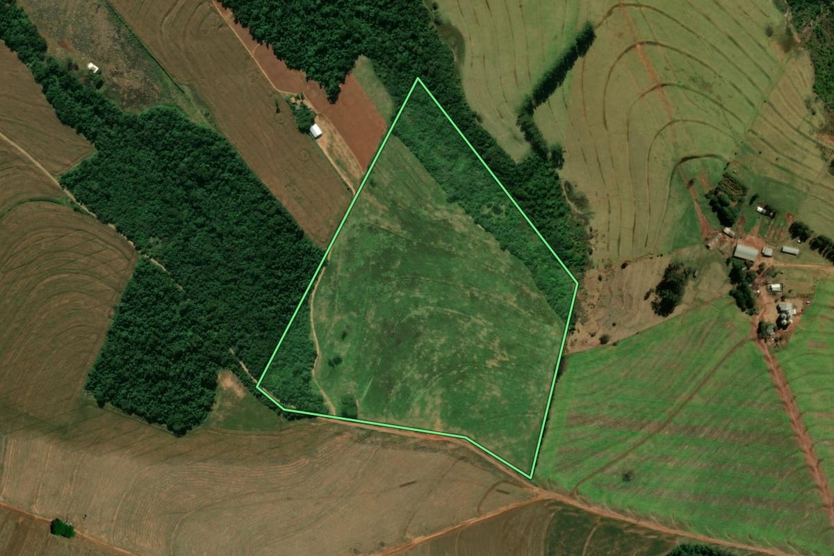 Imagem de satélite do imóvel rural em Araruna (PR), com o contorno declarado no CAR desenhado por cima.