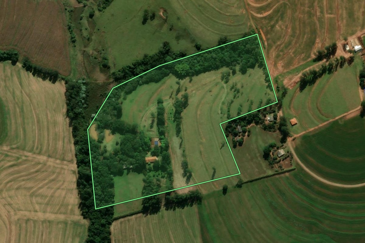 Imagem de satélite do imóvel rural em Araruna (PR), com o contorno declarado no CAR desenhado por cima.