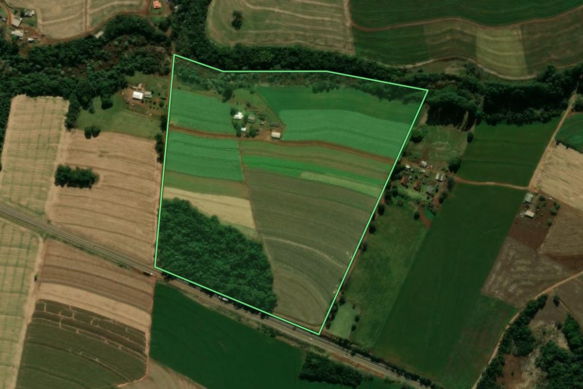 Imagem de satélite do imóvel rural em Araruna (PR), com o contorno declarado no CAR desenhado por cima.