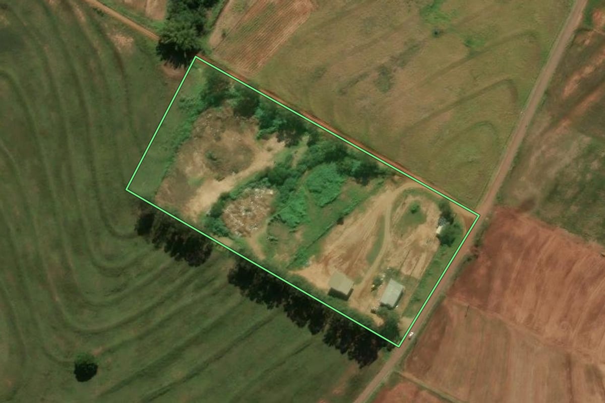 Imagem de satélite do imóvel rural em Araruna (PR), com o contorno declarado no CAR desenhado por cima.