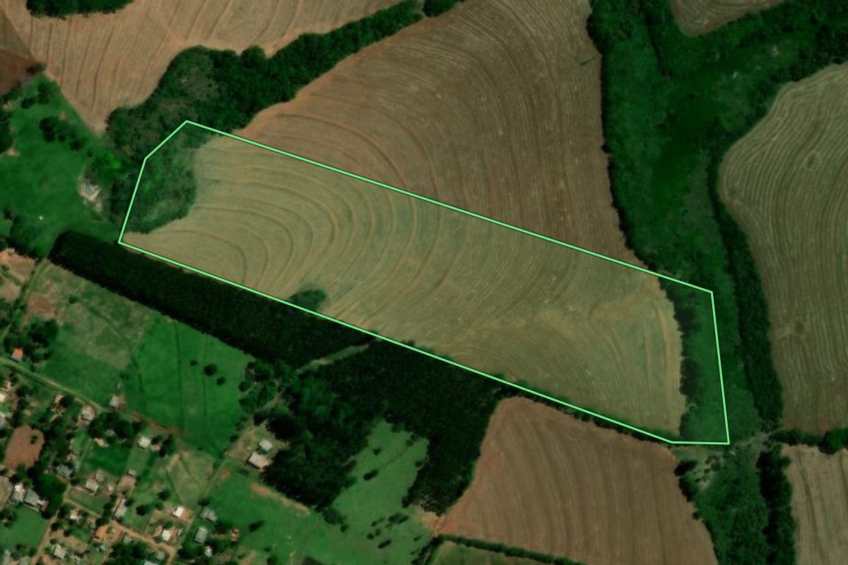 Imagem de satélite do imóvel rural em Araruna (PR), com o contorno declarado no CAR desenhado por cima.