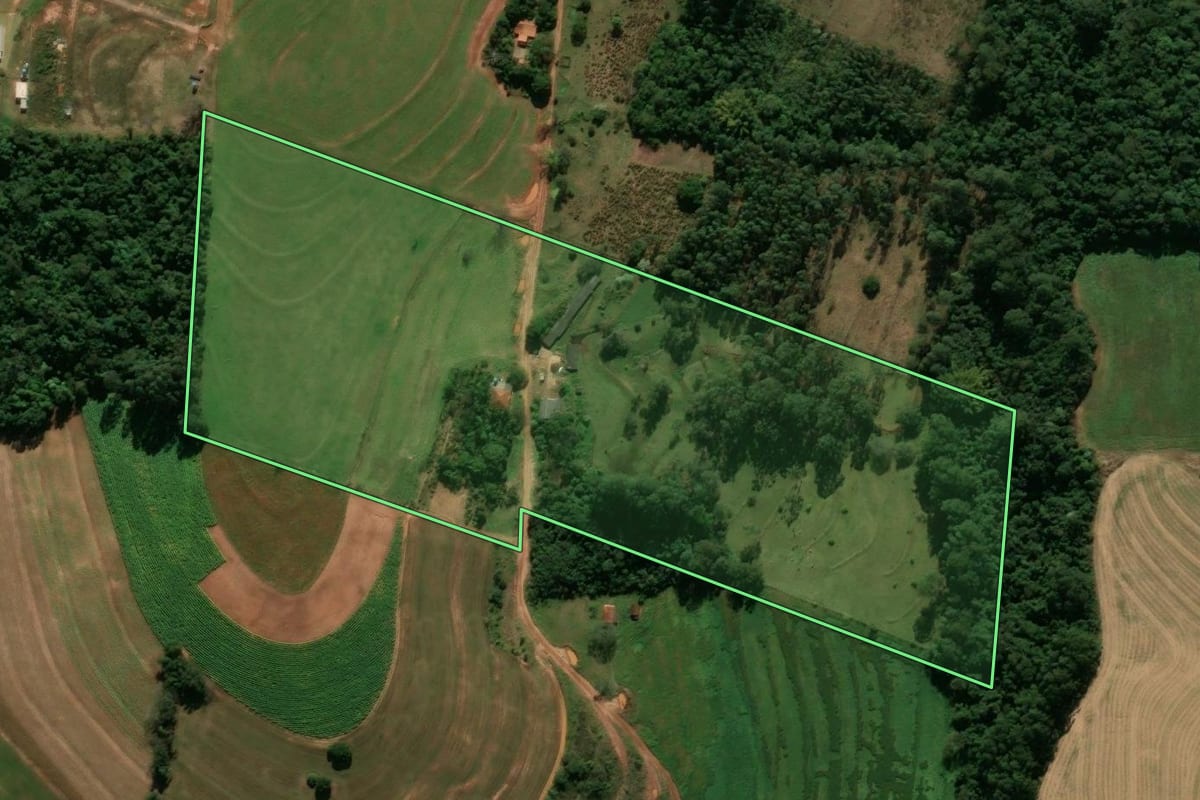 Imagem de satélite do imóvel rural em Araruna (PR), com o contorno declarado no CAR desenhado por cima.