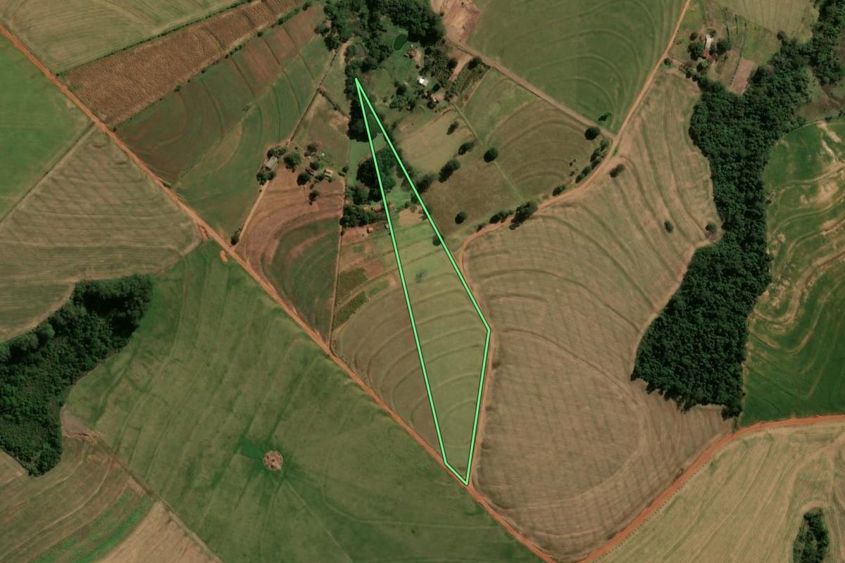 Imagem de satélite do imóvel rural em Araruna (PR), com o contorno declarado no CAR desenhado por cima.