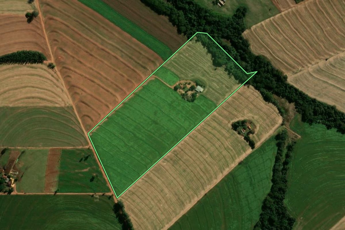 Imagem de satélite do imóvel rural em Araruna (PR), com o contorno declarado no CAR desenhado por cima.
