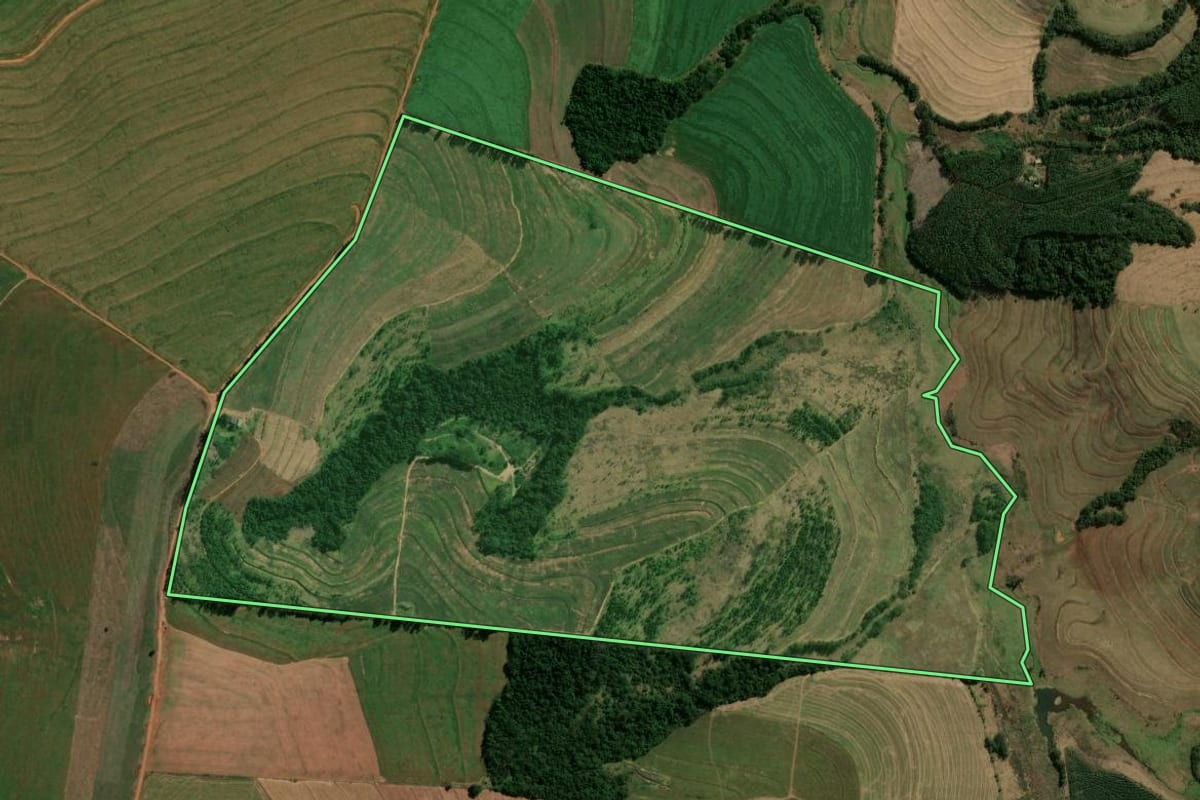 Imagem de satélite do imóvel rural em Araruna (PR), com o contorno declarado no CAR desenhado por cima.