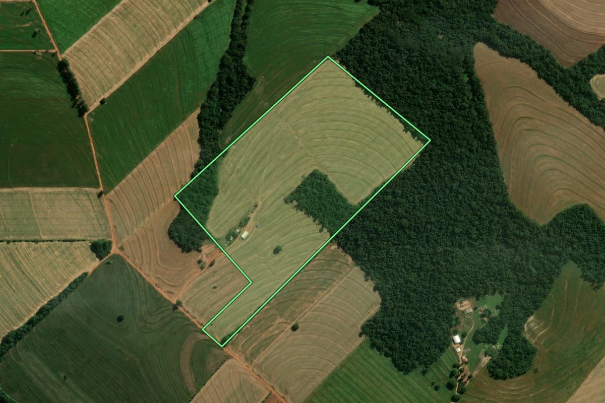 Imagem de satélite do imóvel rural em Araruna (PR), com o contorno declarado no CAR desenhado por cima.