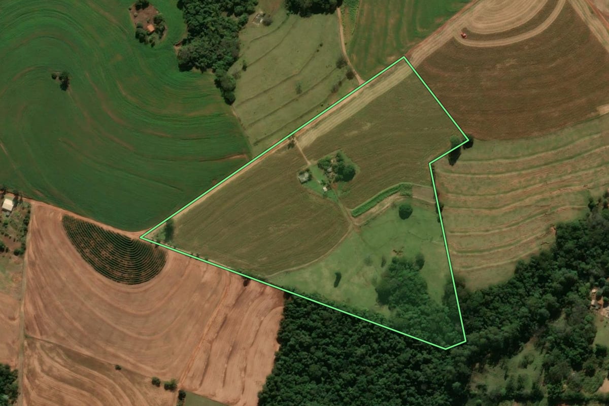 Imagem de satélite do imóvel rural em Araruna (PR), com o contorno declarado no CAR desenhado por cima.