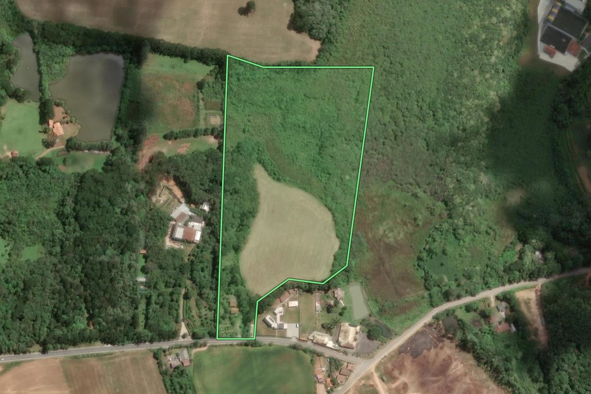Imagem de satélite do imóvel rural em Araucária (PR), com o contorno declarado no CAR desenhado por cima.