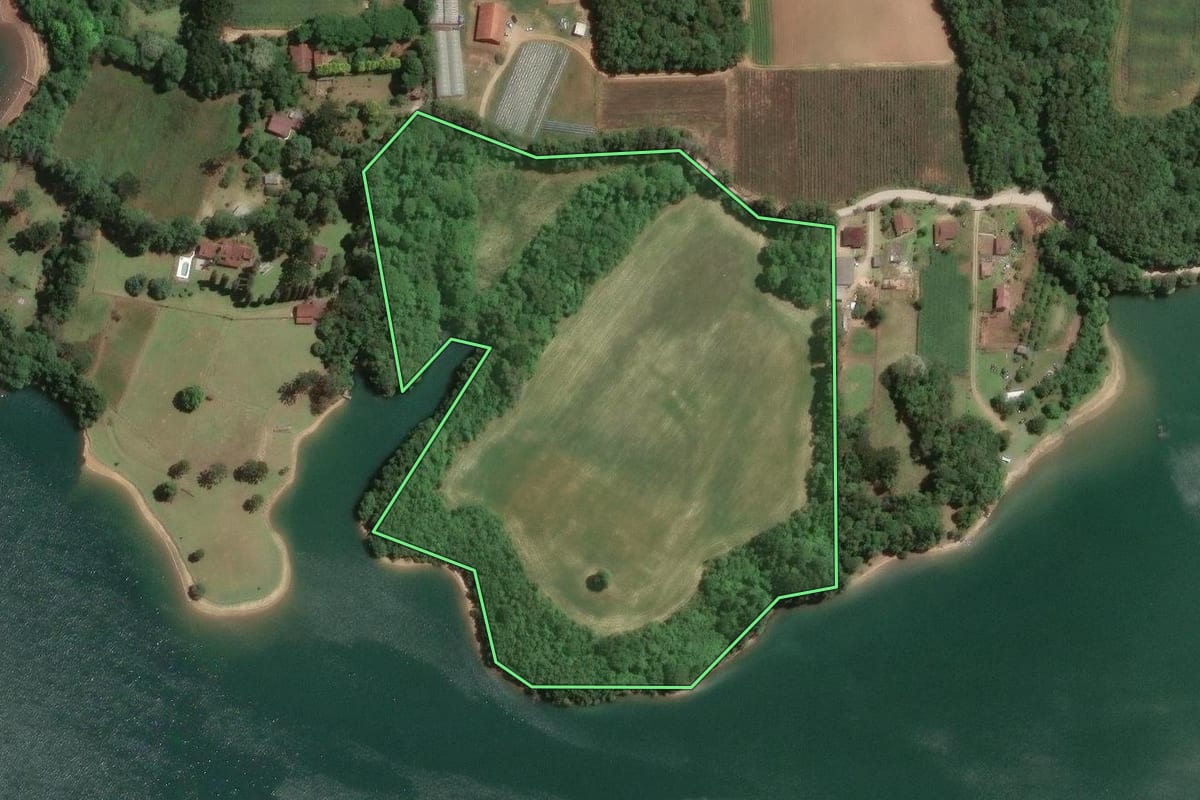Imagem de satélite do imóvel rural em Araucária (PR), com o contorno declarado no CAR desenhado por cima.