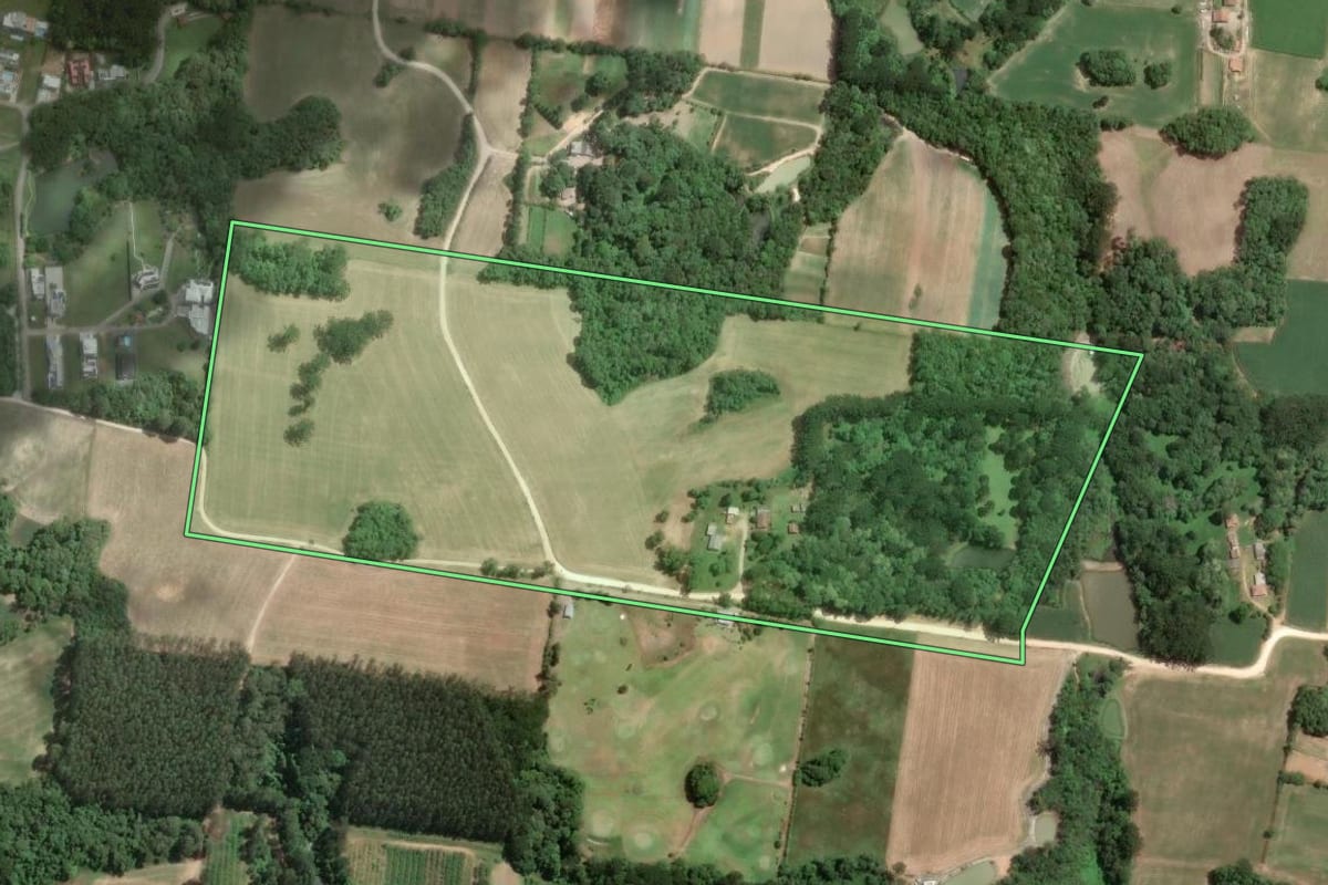 Imagem de satélite do imóvel rural em Araucária (PR), com o contorno declarado no CAR desenhado por cima.