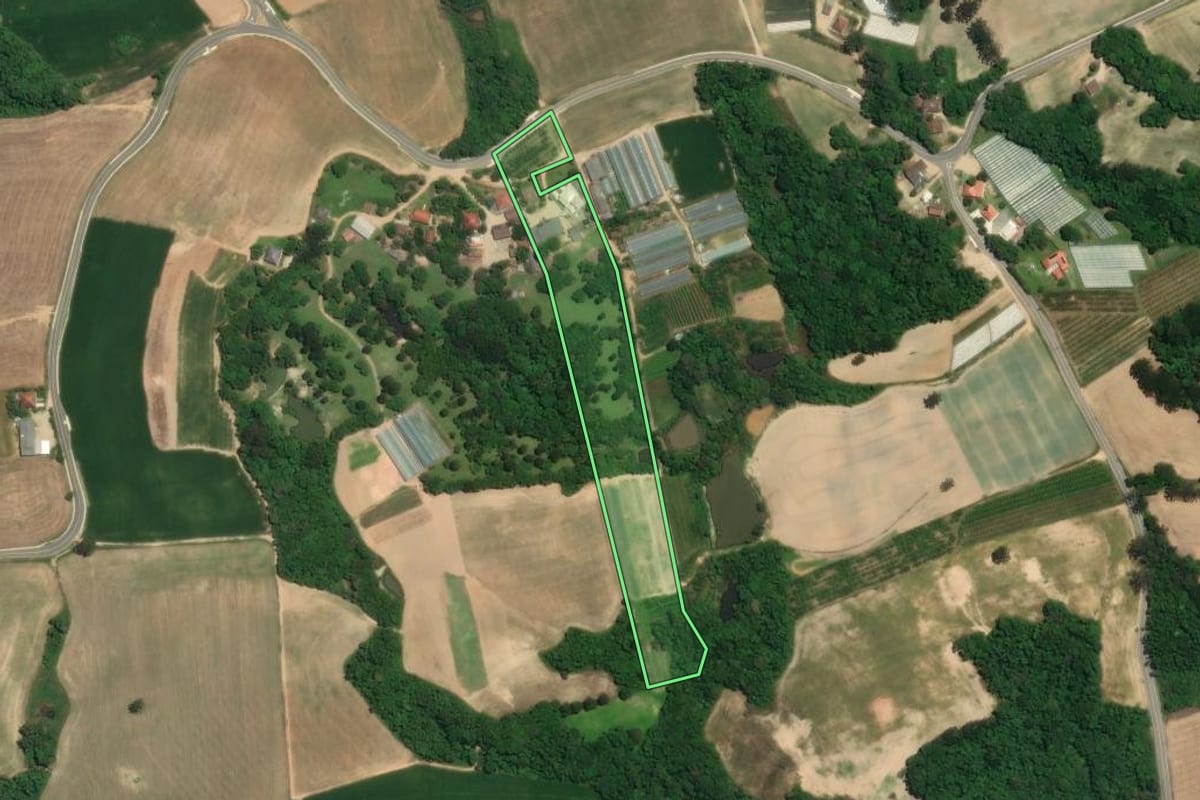 Imagem de satélite do imóvel rural em Araucária (PR), com o contorno declarado no CAR desenhado por cima.