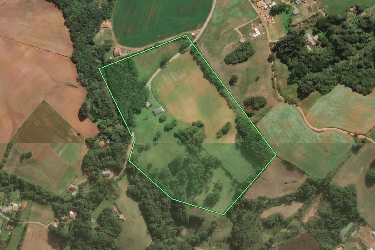 Imagem de satélite do imóvel rural em Araucária (PR), com o contorno declarado no CAR desenhado por cima.