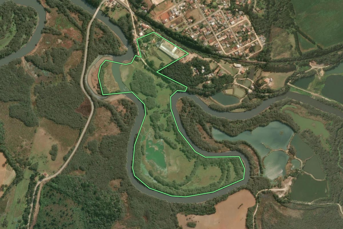 Imagem de satélite do imóvel rural em Araucária (PR), com o contorno declarado no CAR desenhado por cima.