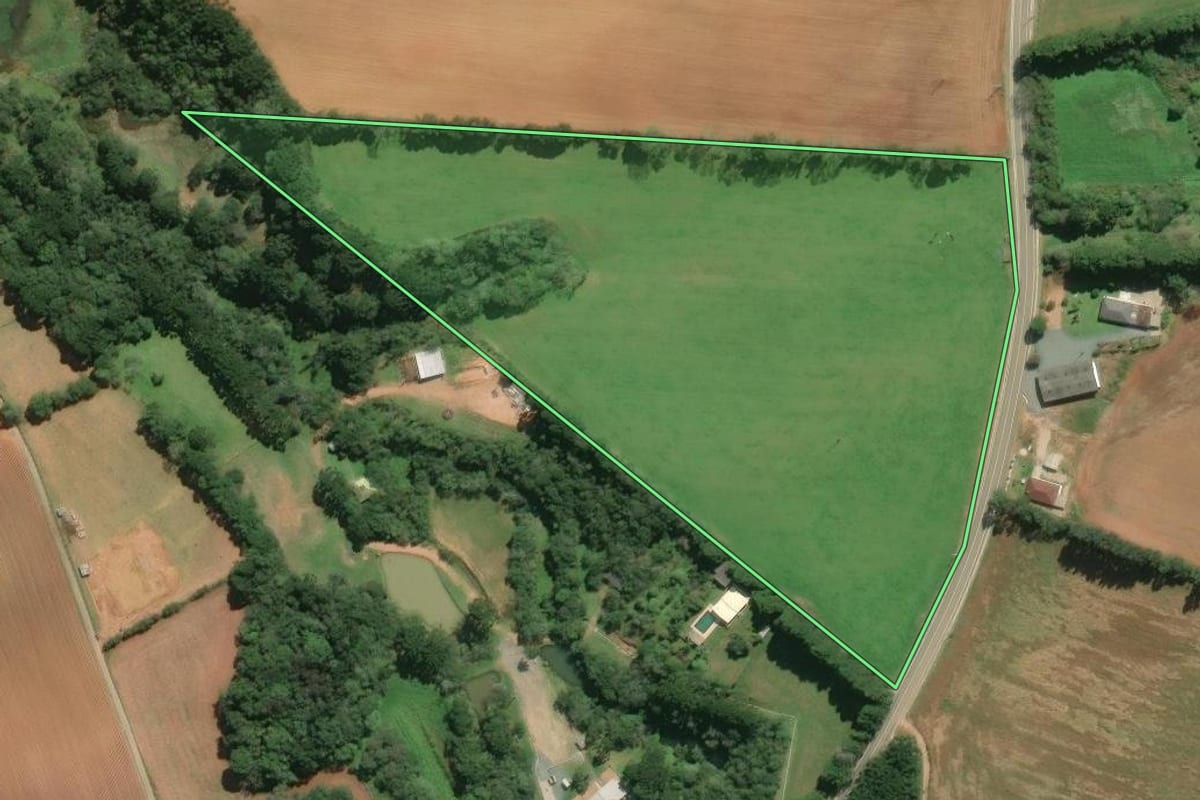 Imagem de satélite do imóvel rural em Araucária (PR), com o contorno declarado no CAR desenhado por cima.