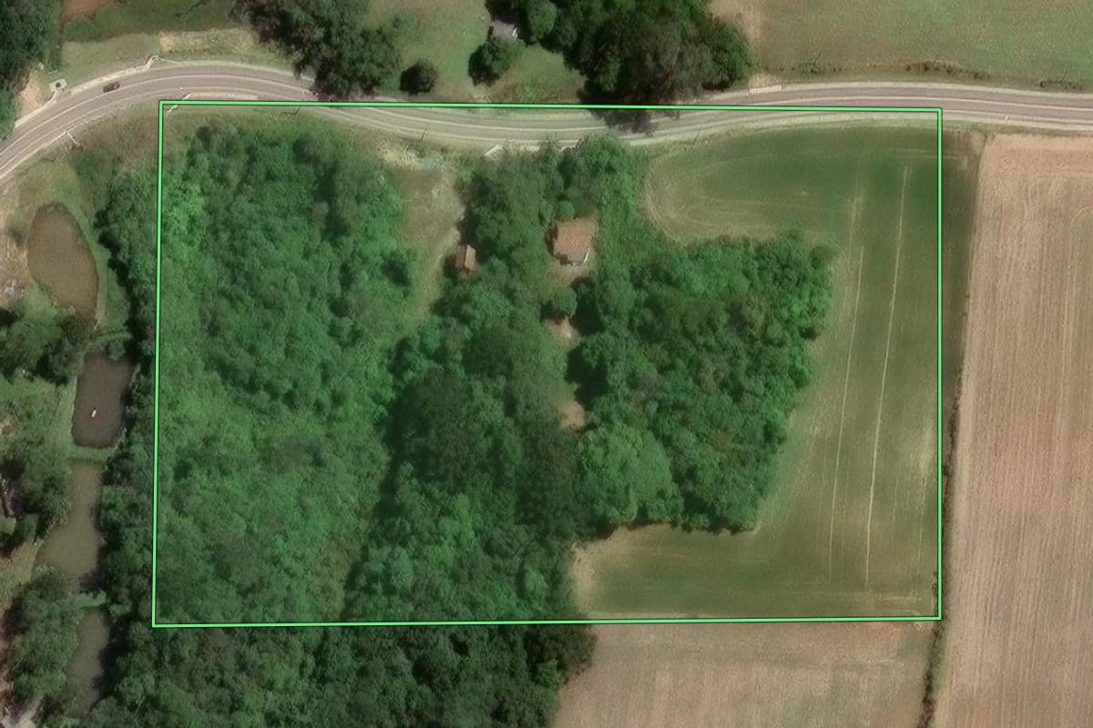 Imagem de satélite do imóvel rural em Araucária (PR), com o contorno declarado no CAR desenhado por cima.