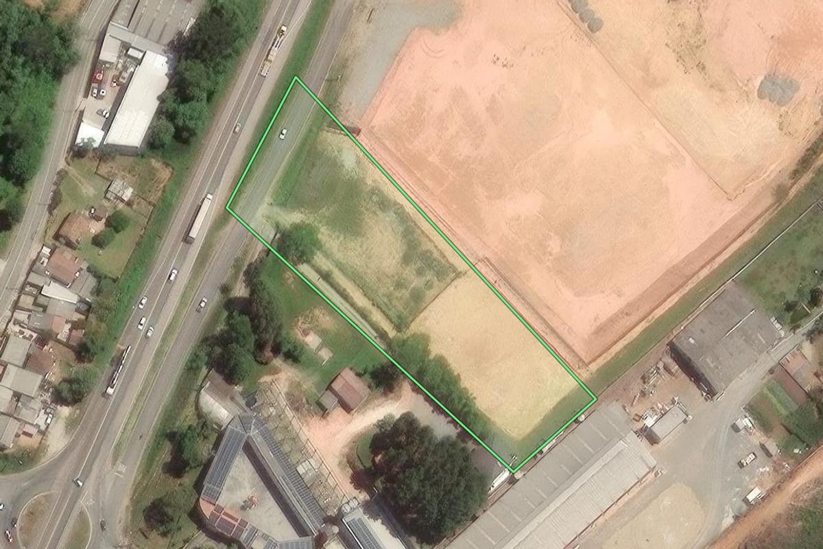 Imagem de satélite do imóvel rural em Araucária (PR), com o contorno declarado no CAR desenhado por cima.