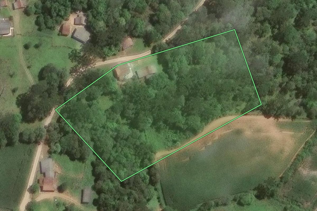 Imagem de satélite do imóvel rural em Araucária (PR), com o contorno declarado no CAR desenhado por cima.