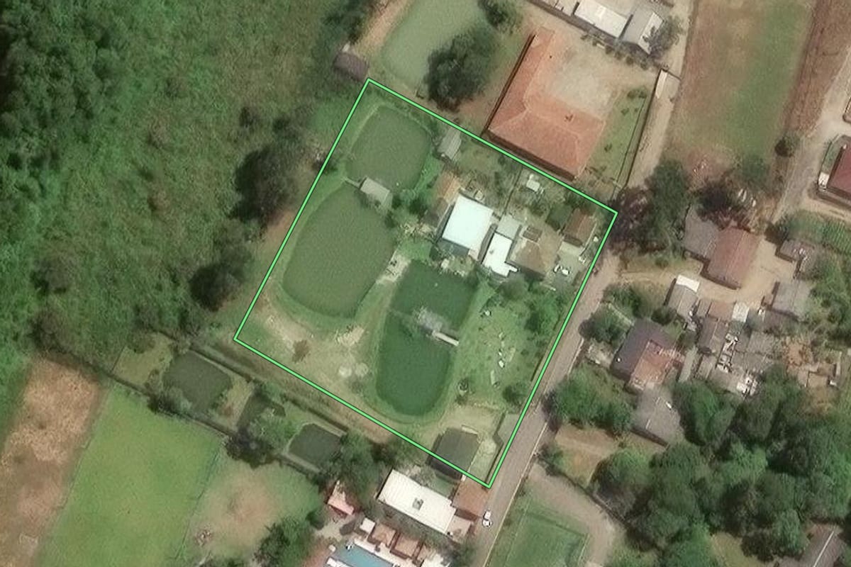 Imagem de satélite do imóvel rural em Araucária (PR), com o contorno declarado no CAR desenhado por cima.