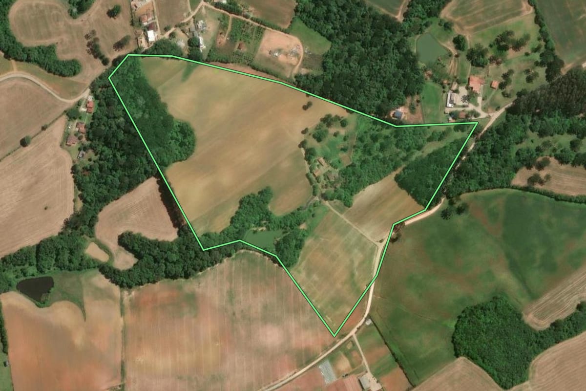 Imagem de satélite do imóvel rural em Araucária (PR), com o contorno declarado no CAR desenhado por cima.