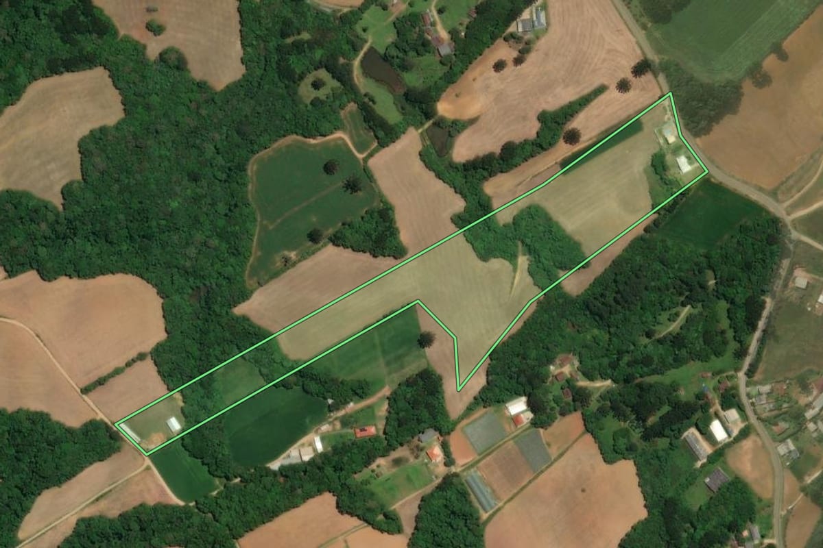 Imagem de satélite do imóvel rural em Araucária (PR), com o contorno declarado no CAR desenhado por cima.
