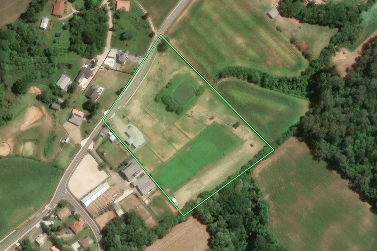 Imagem de satélite do imóvel rural em Araucária (PR), com o contorno declarado no CAR desenhado por cima.