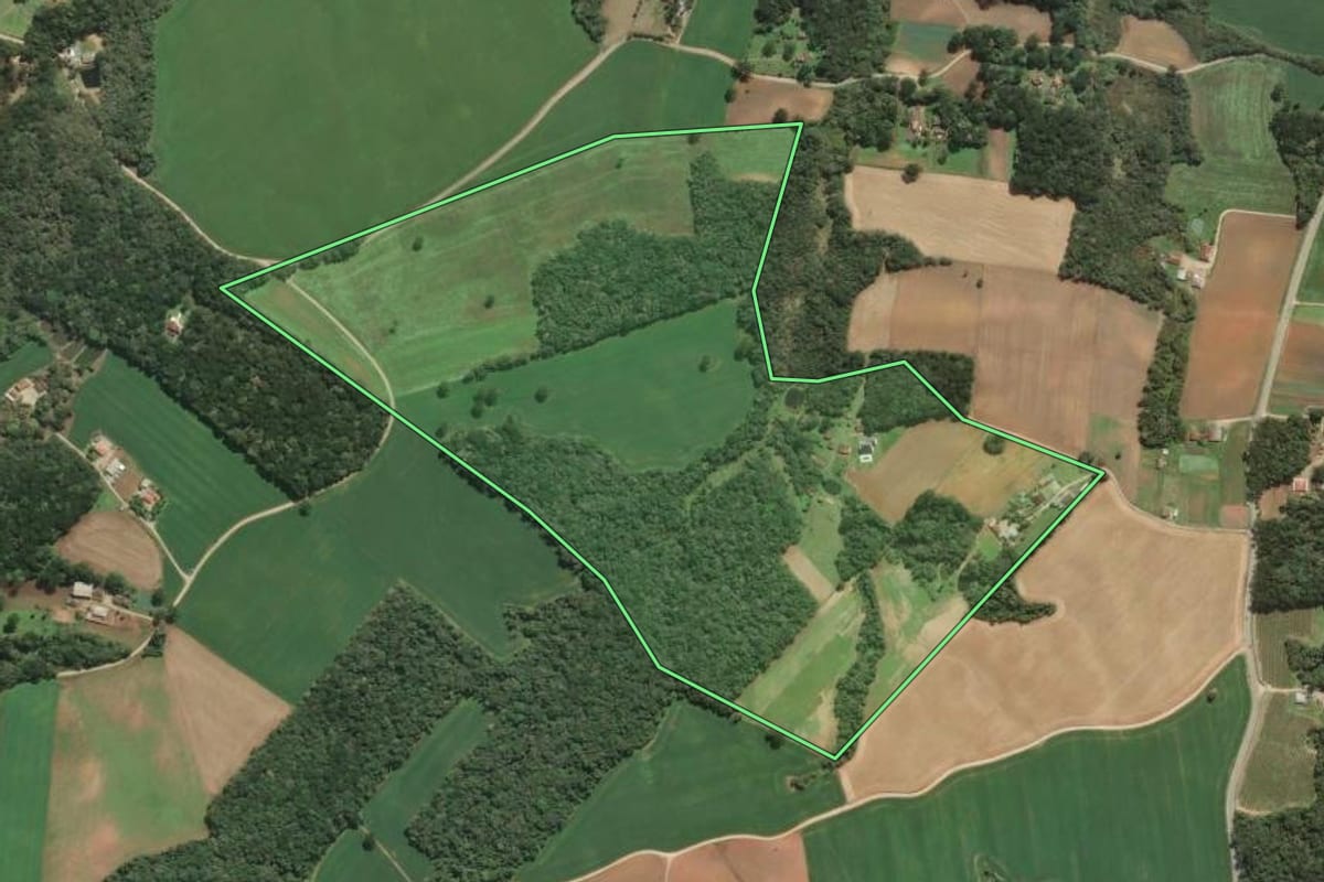 Imagem de satélite do imóvel rural em Araucária (PR), com o contorno declarado no CAR desenhado por cima.