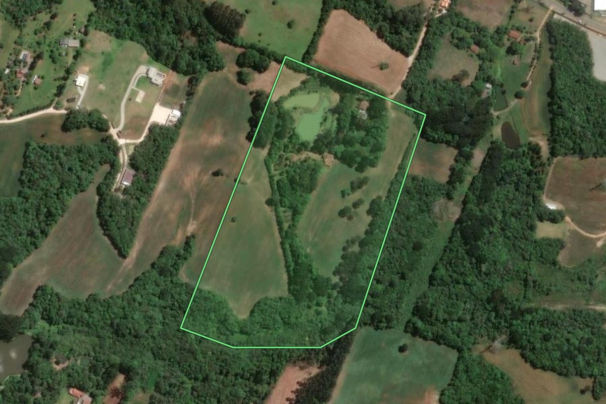 Imagem de satélite do imóvel rural em Araucária (PR), com o contorno declarado no CAR desenhado por cima.