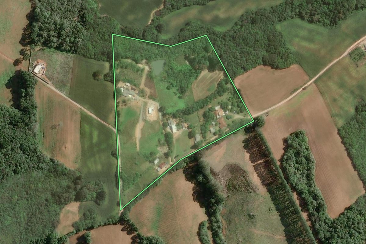 Imagem de satélite do imóvel rural em Araucária (PR), com o contorno declarado no CAR desenhado por cima.