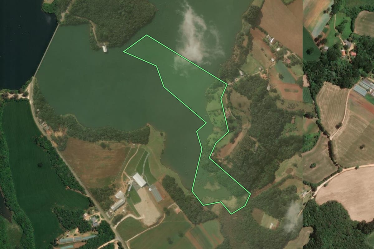 Imagem de satélite do imóvel rural em Araucária (PR), com o contorno declarado no CAR desenhado por cima.