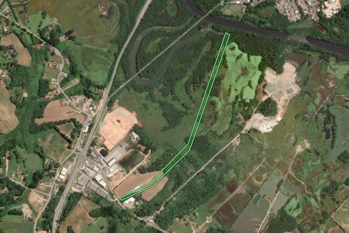 Imagem de satélite do imóvel rural em Araucária (PR), com o contorno declarado no CAR desenhado por cima.