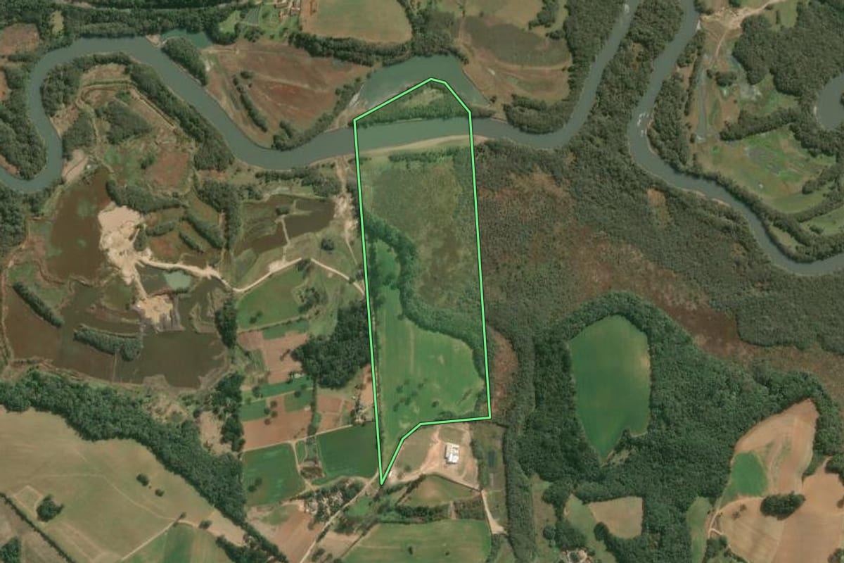 Imagem de satélite do imóvel rural em Araucária (PR), com o contorno declarado no CAR desenhado por cima.