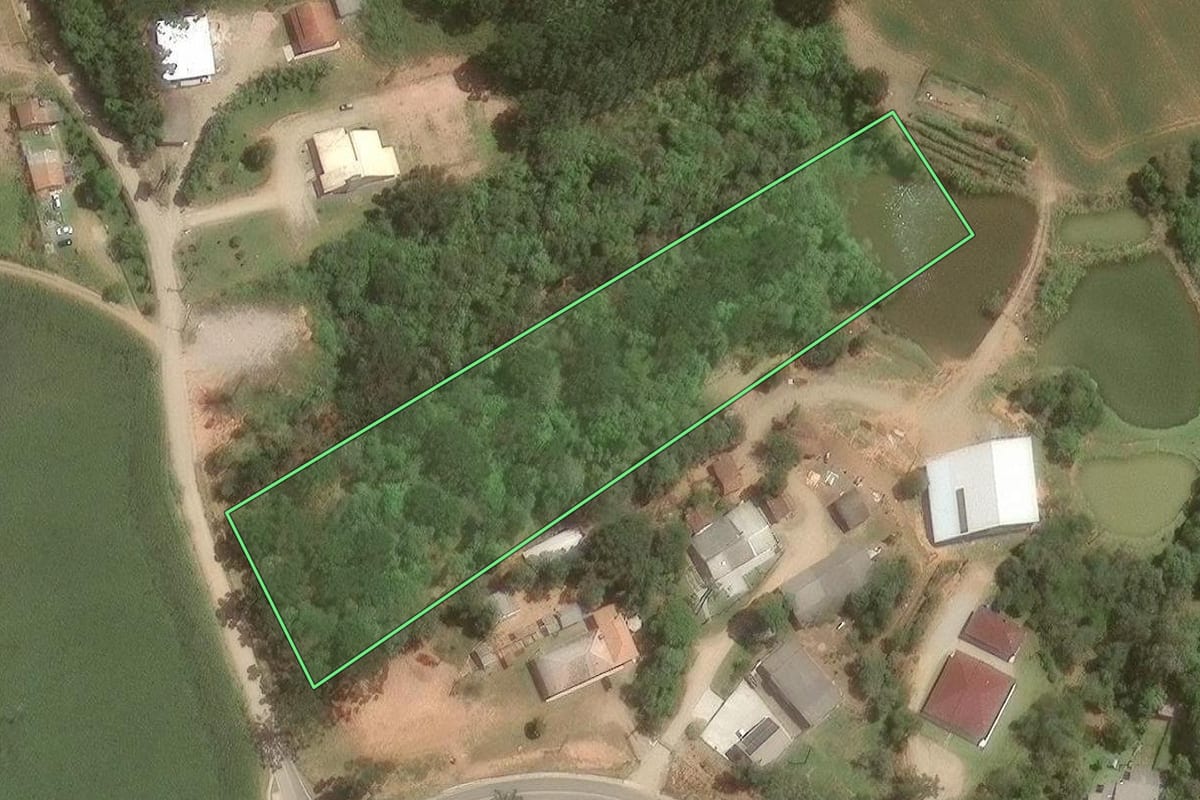 Imagem de satélite do imóvel rural em Araucária (PR), com o contorno declarado no CAR desenhado por cima.