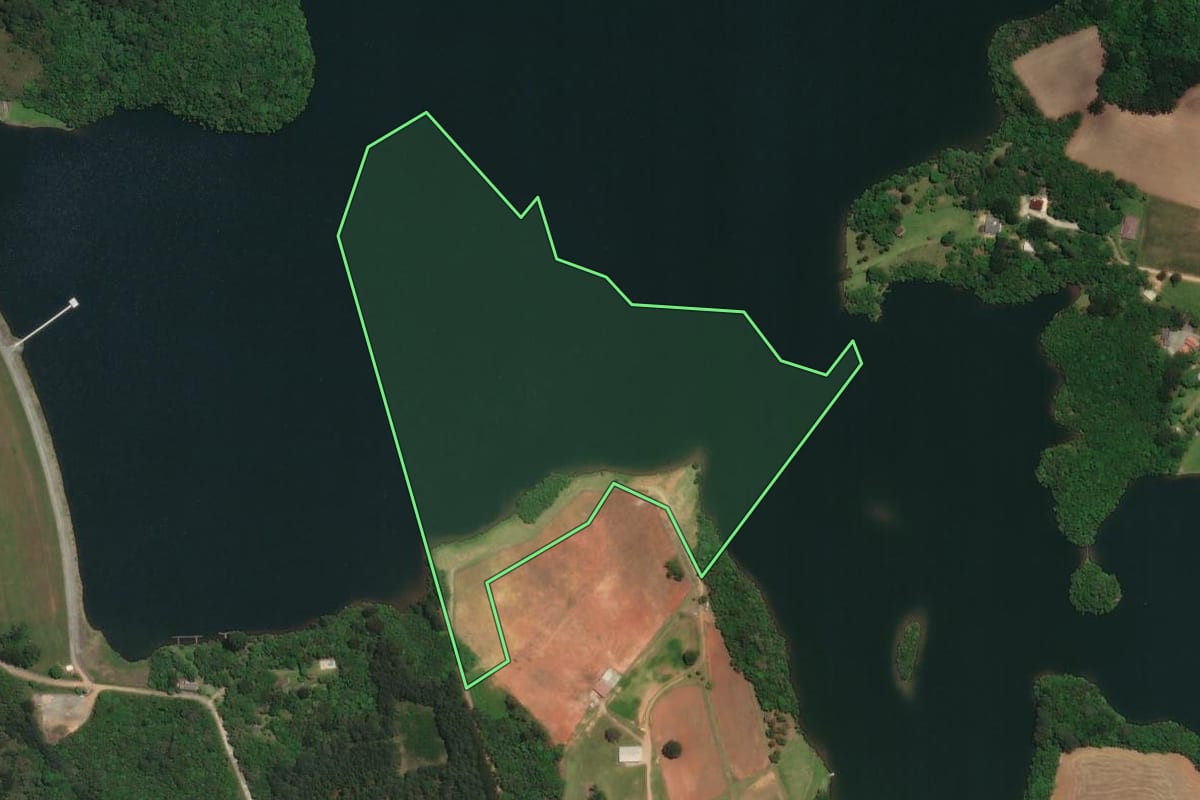Imagem de satélite do imóvel rural em Araucária (PR), com o contorno declarado no CAR desenhado por cima.