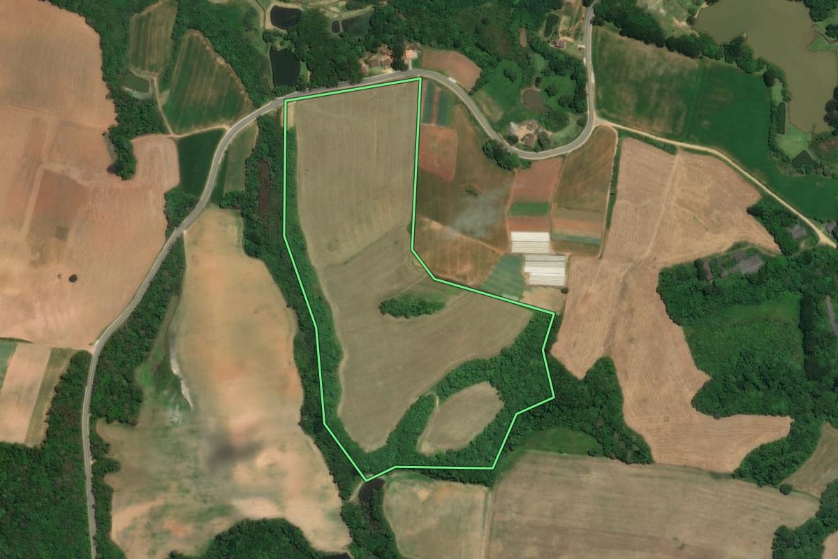 Imagem de satélite do imóvel rural em Araucária (PR), com o contorno declarado no CAR desenhado por cima.