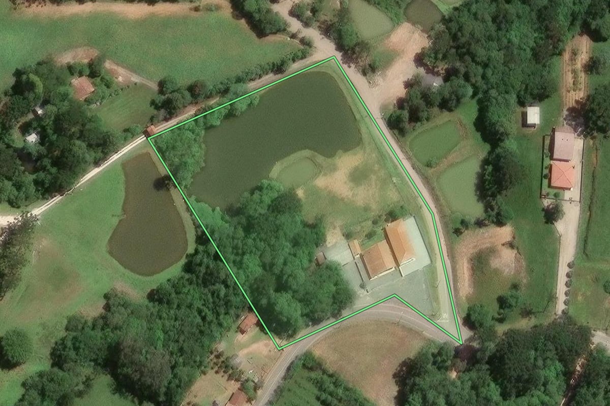 Imagem de satélite do imóvel rural em Araucária (PR), com o contorno declarado no CAR desenhado por cima.