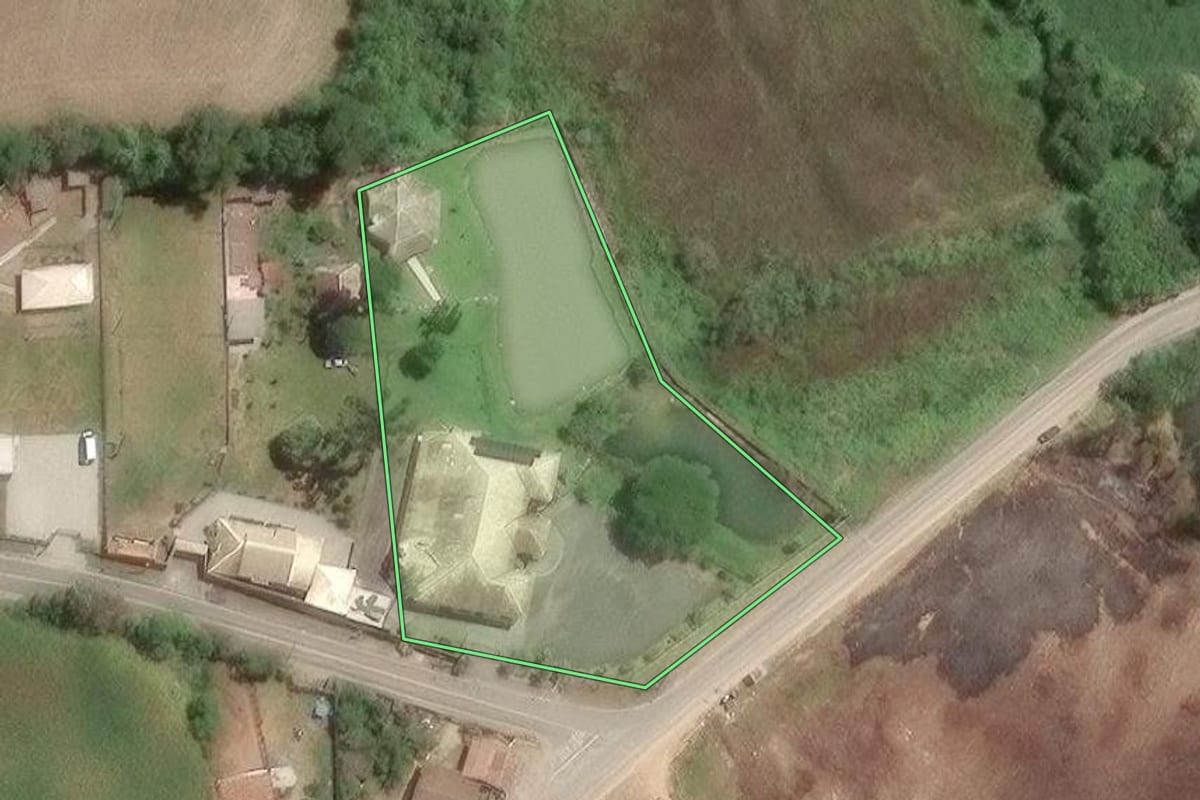 Imagem de satélite do imóvel rural em Araucária (PR), com o contorno declarado no CAR desenhado por cima.