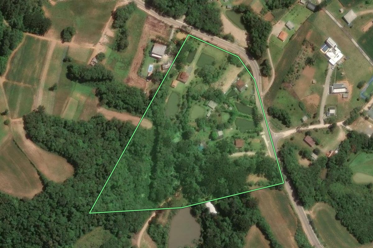 Imagem de satélite do imóvel rural em Araucária (PR), com o contorno declarado no CAR desenhado por cima.