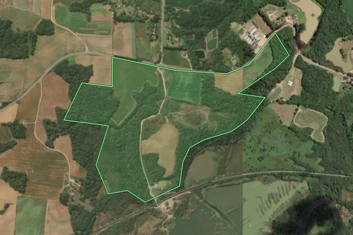 Imagem de satélite do imóvel rural em Araucária (PR), com o contorno declarado no CAR desenhado por cima.