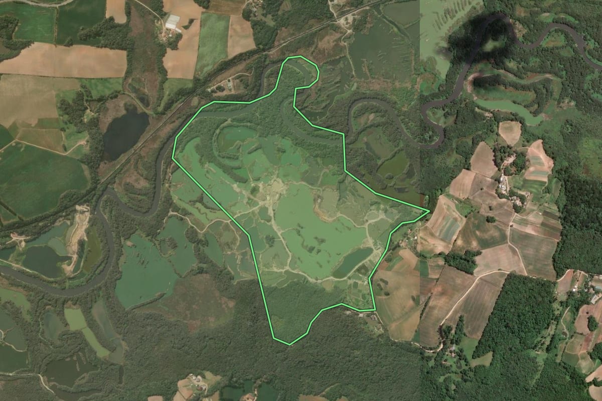 Imagem de satélite do imóvel rural em Araucária (PR), com o contorno declarado no CAR desenhado por cima.