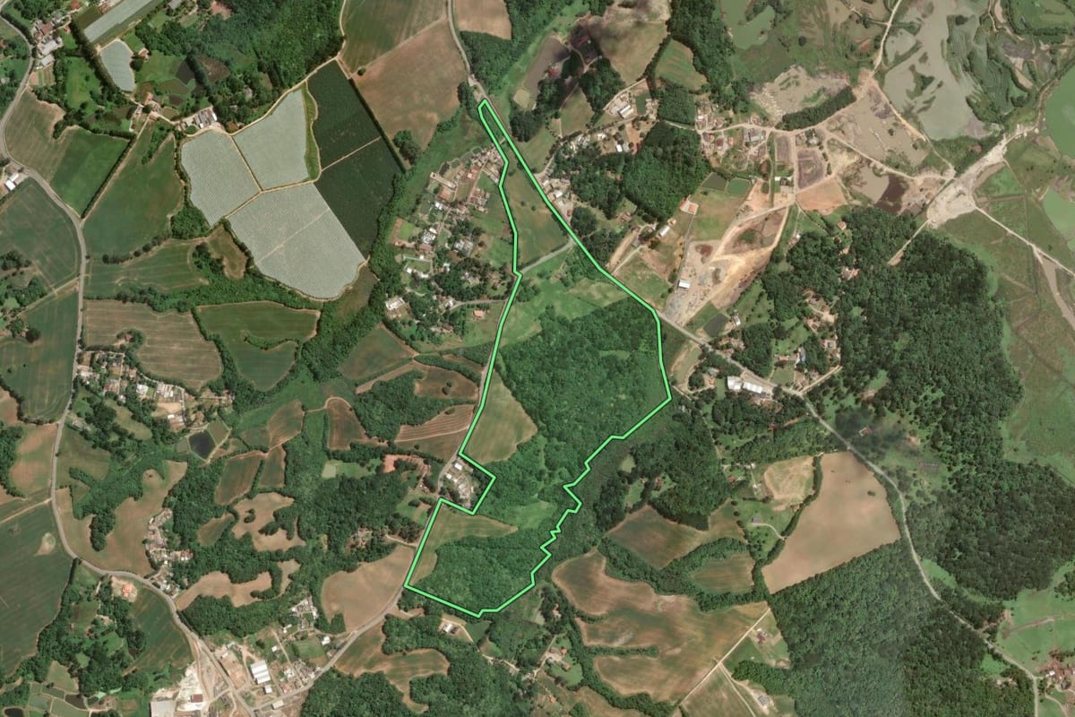 Imagem de satélite do imóvel rural em Araucária (PR), com o contorno declarado no CAR desenhado por cima.