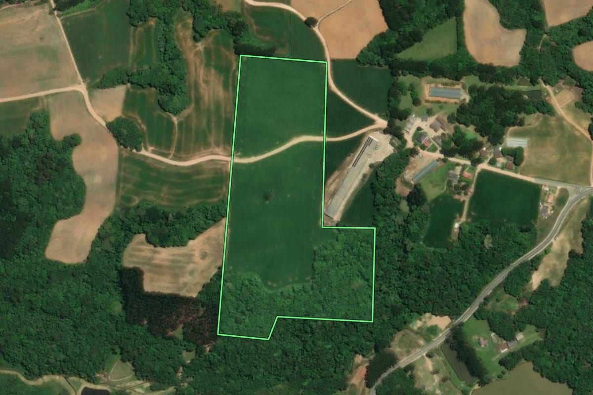 Imagem de satélite do imóvel rural em Araucária (PR), com o contorno declarado no CAR desenhado por cima.