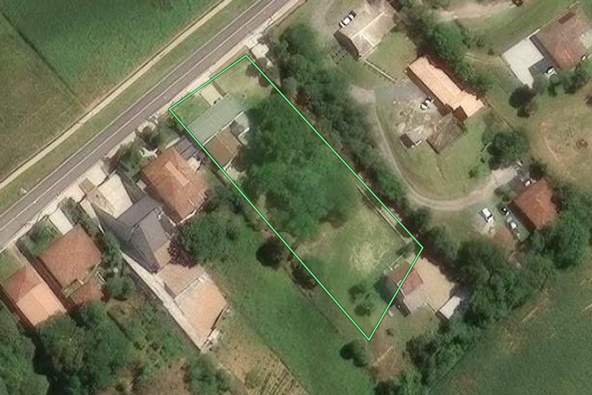 Imagem de satélite do imóvel rural em Araucária (PR), com o contorno declarado no CAR desenhado por cima.