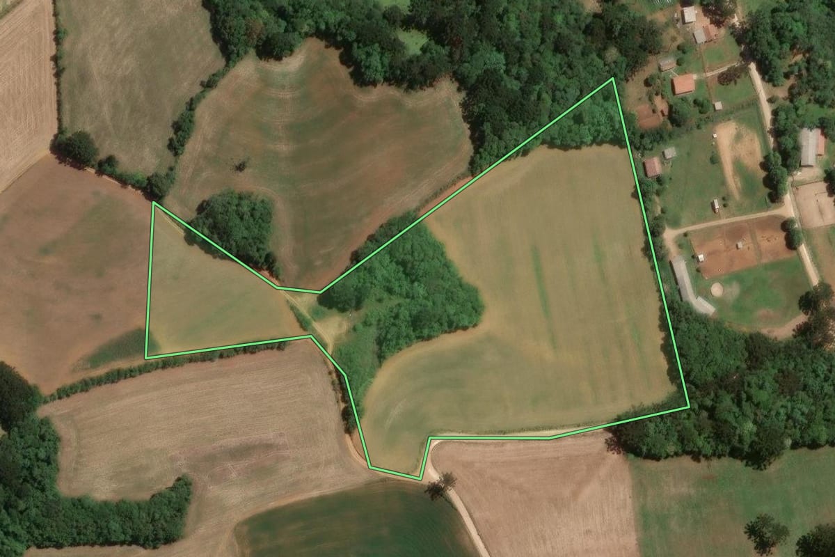 Imagem de satélite do imóvel rural em Araucária (PR), com o contorno declarado no CAR desenhado por cima.