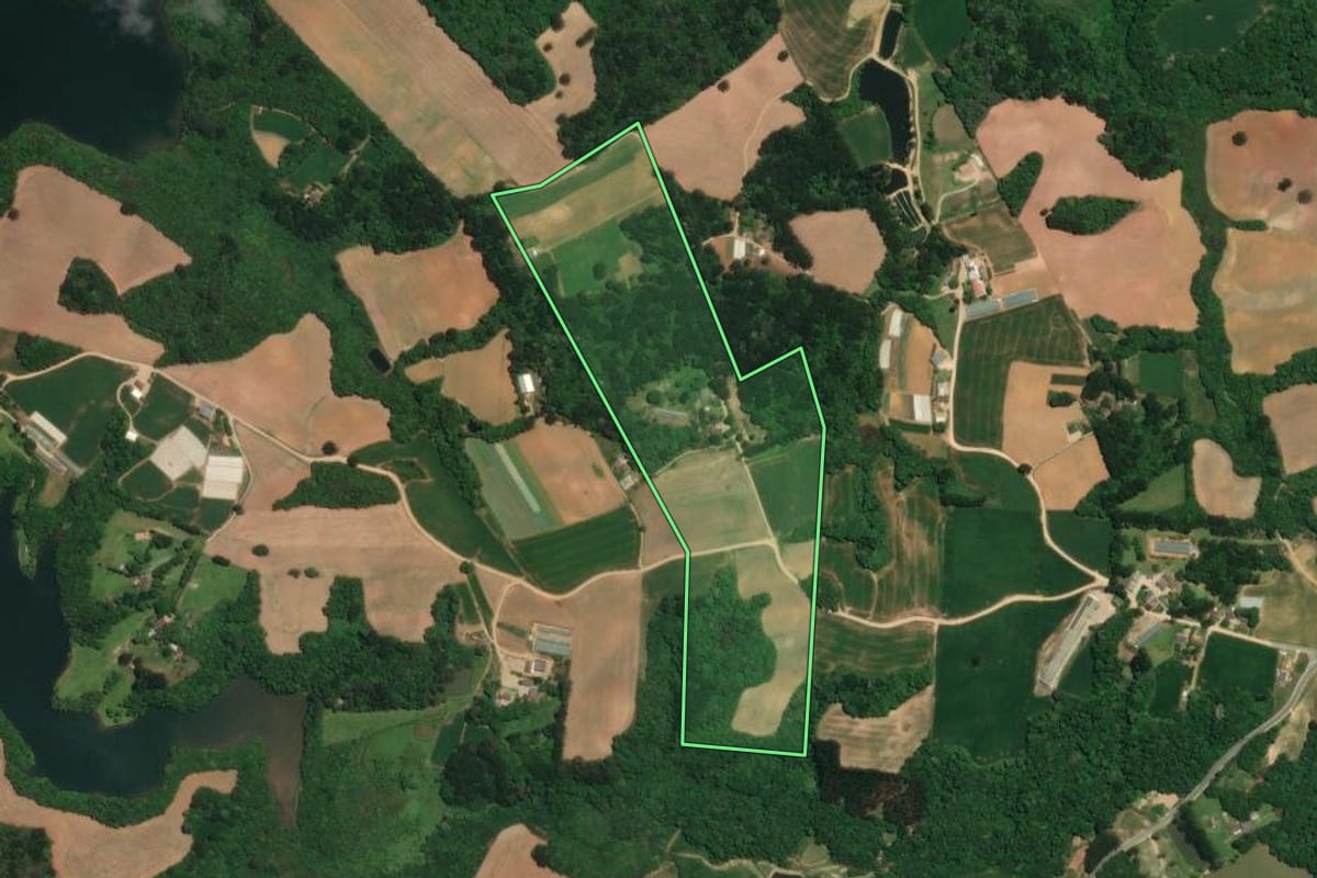 Imagem de satélite do imóvel rural em Araucária (PR), com o contorno declarado no CAR desenhado por cima.